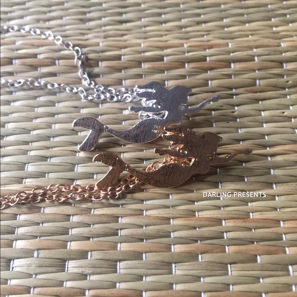 β¬οΈ $26 GOLD MERMAID NECKLACE πHPπ - Picture 4 of 5